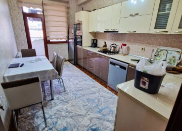 Qara Qarayev metrosu . 32 və 12 saylı tam orta məktəblərin