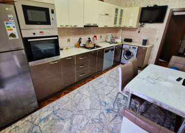 Qara Qarayev metrosu . 32 və 12 saylı tam orta məktəblərin