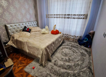 Qara Qarayev metrosu . 32 və 12 saylı tam orta məktəblərin