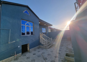 Qaradag rayon Qobu qes kruqa yaxin yolun qiraginda ev