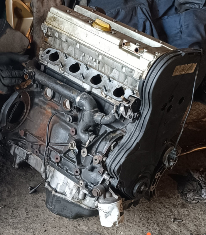 Opel Vectra 2 mator benzin 1996 Opel Vectra avtomat karobka üçün 2.0 mator ecotec. Təzə