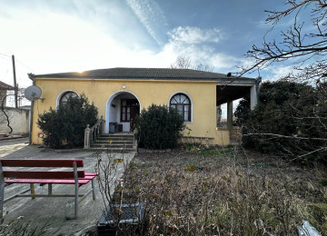 Ramana gülçülük 15 sotda 110 kvm.3 otaqli ev satilir.Ev 22