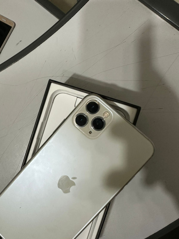 iPhone 11 pro max satilir iPhone 11 pro max pil sağligi 88 hecbirproblemi yoxdu