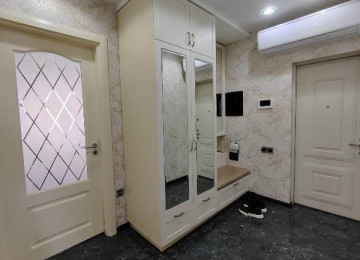 ƏŞYALI...Xətai rayonu Venesiya sarayinin yani, Neapol