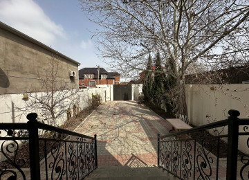 Zabrat qes.4 sotda 125 kvm.4 otaqli ev satilir.Ev