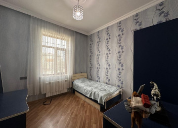 Zabrat qes.4 sotda 125 kvm.4 otaqli ev satilir.Ev