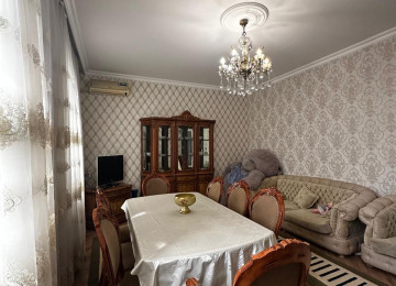 Zabrat qes.4 sotda 125 kvm.4 otaqli ev satilir.Ev