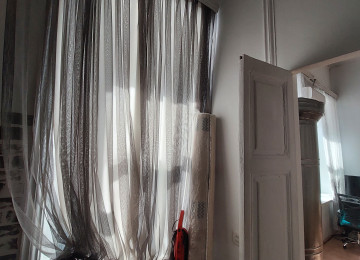 Şəhərin mərkəzində yerləşən,Fontanlar baqinin yaninda ,