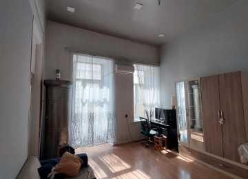 Şəhərin mərkəzində yerləşən,Fontanlar baqinin yaninda ,