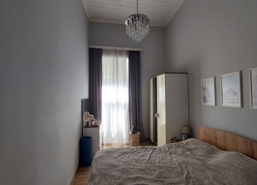 Şəhərin mərkəzində yerləşən,Fontanlar baqinin yaninda ,