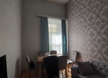 Şəhərin mərkəzində yerləşən,Fontanlar baqinin yaninda ,