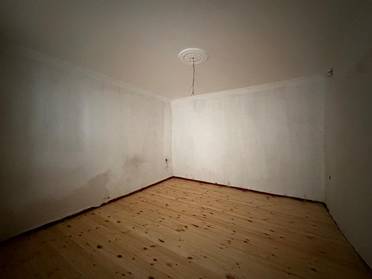 HEYET EVI Ramani Sovxozda 2 sotda 120kvm.4 otaqli ev satilir.Ev qosa