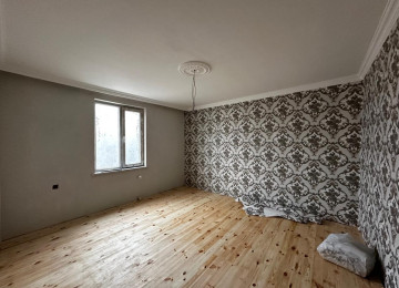 Ramani Sovxozda 2 sotda 120kvm.4 otaqli ev satilir.Ev qosa