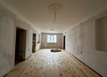 Ramani Sovxozda 2 sotda 120kvm.4 otaqli ev satilir.Ev qosa