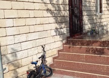 Ev satılır. 3 otaq, hamam (sanitar qovşaq) evin içindədir