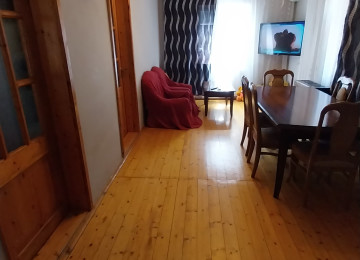 Ev satılır. 3 otaq, hamam (sanitar qovşaq) evin içindədir