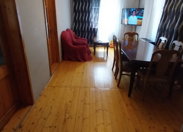 Ev satılır. 3 otaq, hamam (sanitar qovşaq) evin içindədir