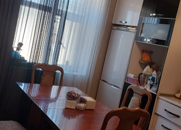 Ev satılır. 3 otaq, hamam (sanitar qovşaq) evin içindədir