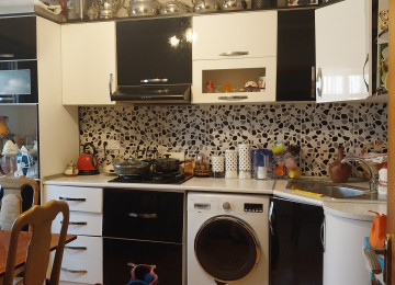 Ev satılır. 3 otaq, hamam (sanitar qovşaq) evin içindədir