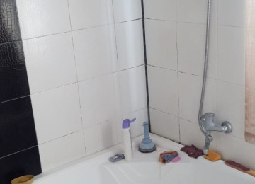 Ev satılır. 3 otaq, hamam (sanitar qovşaq) evin içindədir