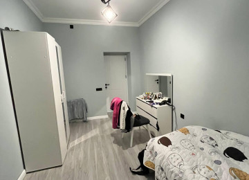 Zabrat qes.192 sayli mektebe yaxin ,mərkəzdə 1,2 sotda 90