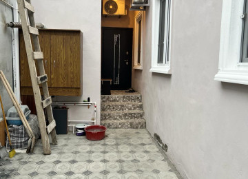 Zabrat qes.192 sayli mektebe yaxin ,mərkəzdə 1,2 sotda 90