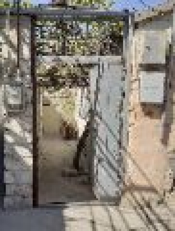 Bileceride ag sarayin yaninda 2 otaqli heyet yaxin evi tecili satilir Bileceride ag sarayin yaninda 2 otaqli heyet evi tecili