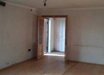 Bileceride ag sarayin yaninda 2 otaqli heyet evi tecili