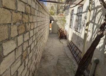 Bileceride ag sarayin yaninda 2 otaqli heyet evi tecili