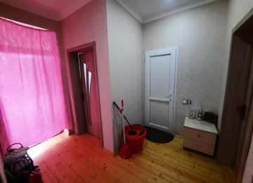 Binəqədidə 133 nömrəli marşrutun yolunda 3 otaqlı şəxsi