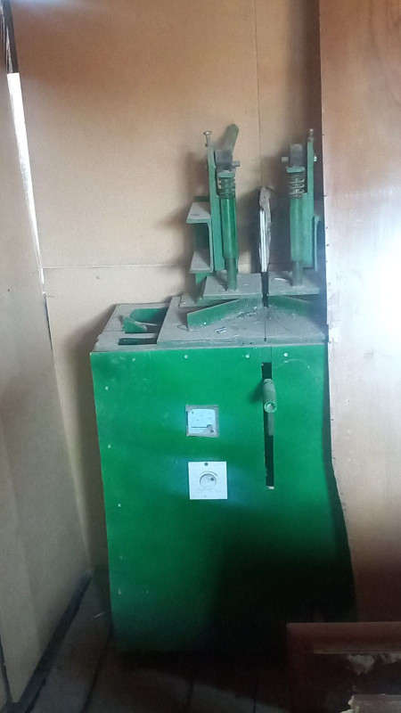 Pvc ütü aparatı Plastik üçün ütü aparatı 400 azn satılır. Ünvan Keşlə.