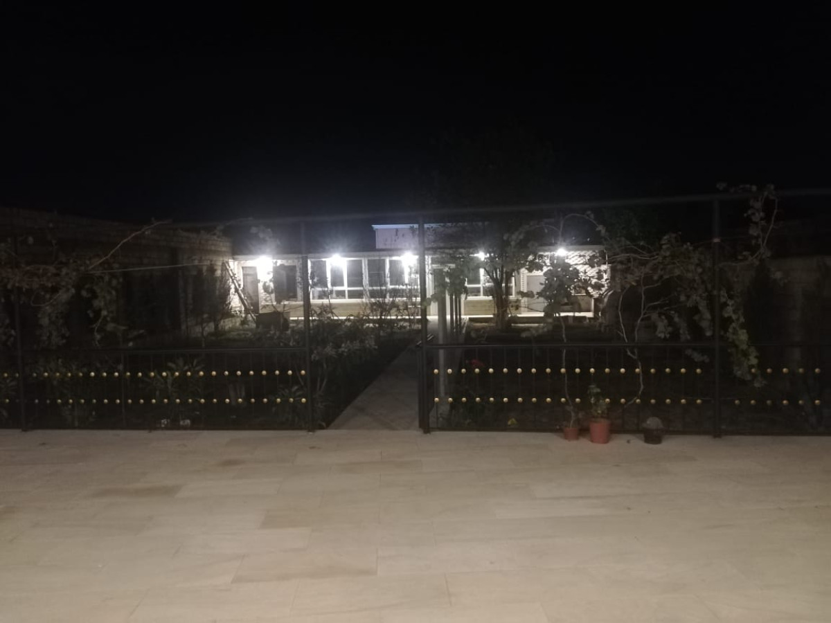 Saray baglarinda 4 otaqlı bağ evi Saray baglarinda 6 sotun içində yeni tikilib təmir olunmuş