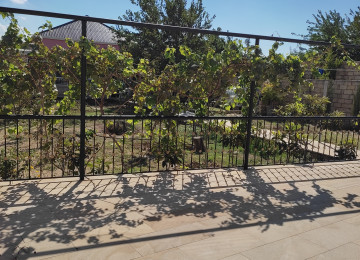 Saray baglarinda 6 sotun içində yeni tikilib təmir olunmuş