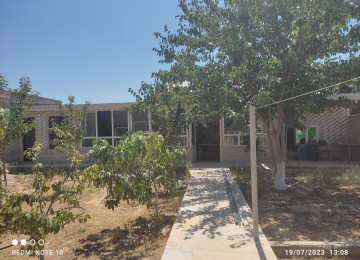 Saray baglarinda 6 sotun içində yeni tikilib təmir olunmuş