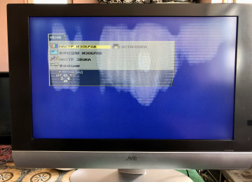 82 ekran Yaponiya istehsalı HD JVC Televizordur.Ekranında