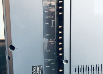 82 ekran Yaponiya istehsalı HD JVC Televizordur.Ekranında