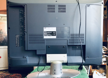 82 ekran Yaponiya istehsalı HD JVC Televizordur.Ekranında