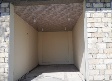 Şəkidə Kompleksdən aşağıda heykəllərlə üzbəüz magistral