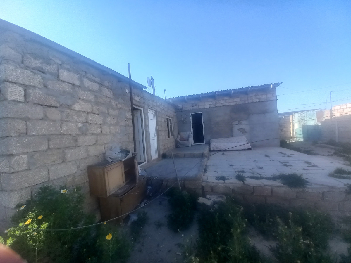 Hivsan qesebesi Hovsan puta xeyalar adasi deyilen erazide 4 sotda 2 otaq