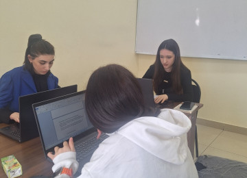 Dərslər həftədə 2, 3 dəfə 1.5 saat olmaqla keçirilir. Sonda