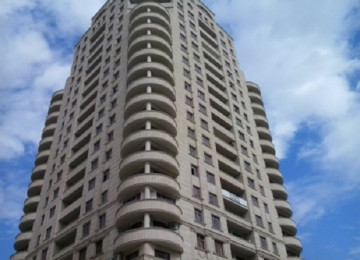 Şəhərin mərkəzinde İcəri Şəhər metrosundan 2 deqiqəliy