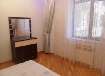 Şəhərin mərkəzinde İcəri Şəhər metrosundan 2 deqiqəliy