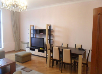 Şəhərin mərkəzinde İcəri Şəhər metrosundan 2 deqiqəliy