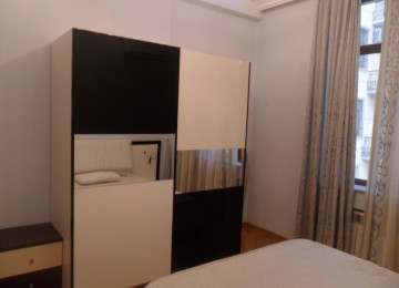 Şəhərin mərkəzinde İcəri Şəhər metrosundan 2 deqiqəliy