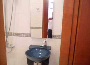 Şəhərin mərkəzinde İcəri Şəhər metrosundan 2 deqiqəliy