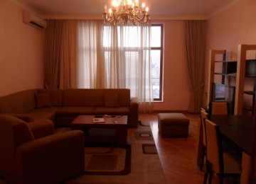 Şəhərin mərkəzinde İcəri Şəhər metrosundan 2 deqiqəliy