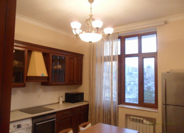 Şəhərin mərkəzinde İcəri Şəhər metrosundan 2 deqiqəliy