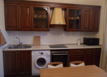 Şəhərin mərkəzinde İcəri Şəhər metrosundan 2 deqiqəliy