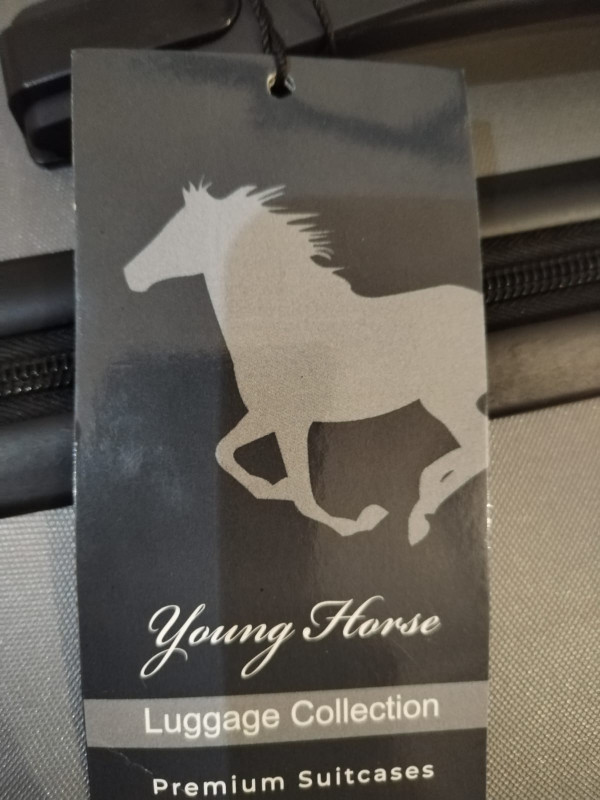 Çamadan L ölçü Young Horse çamadan təzədir. 35-40 kq tutur