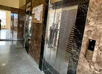 Şərifzadə küçəsində, 2 saylı Tibb Kolleci ilə üzbəüz,